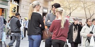 What to Say to Girls When Meeting Them – How to Flirt & Talk to Girls