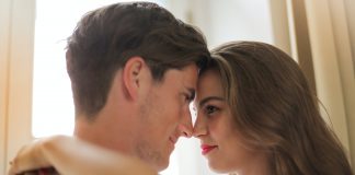 7 Signs She Likes You